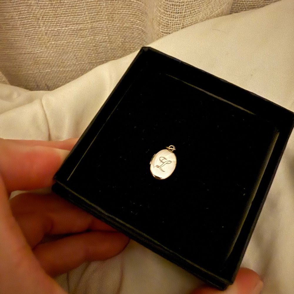 Classic silver dollhouse locket “L” engravement by Catbird - Picture 4 of 5